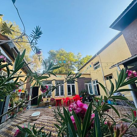 Sweet Home Hostel บิชเคก ภายนอก รูปภาพ