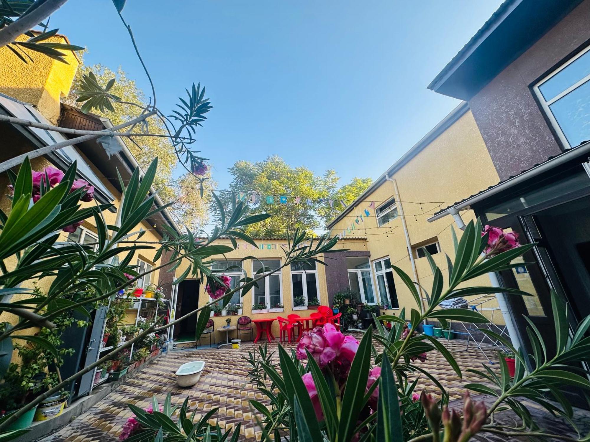 Sweet Home Hostel บิชเคก ภายนอก รูปภาพ